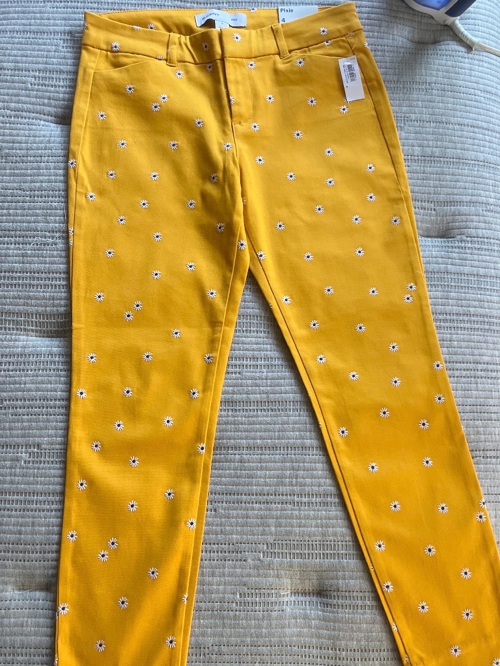 Old Navy Pixie Pants Petite 4 Yellow Daisy Print NWT Slim Ankle Pants